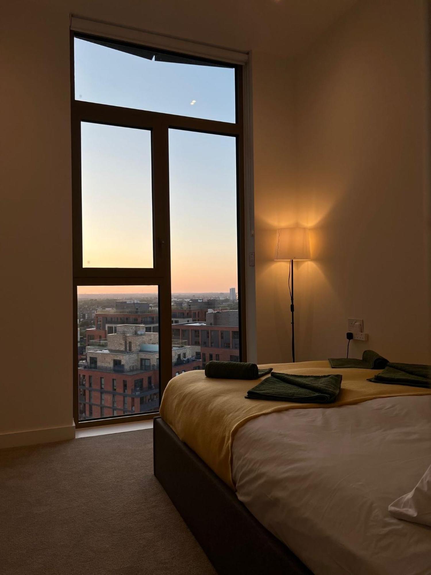 Cozy Room With Private Bathroom In Luxurious Flat Londra Exterior foto
